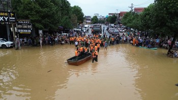 Thái Nguyên ngập sâu: Ô tô chìm trong biển nước, người dân chèo thuyền giữa phố
