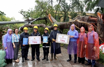 Liên đoàn Lao động thành phố Hà Nội: Thăm hỏi công nhân làm nhiệm vụ khắc phục hậu quả bão số 3