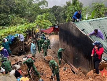 Bộ đội Biên phòng giúp dân khắc phục hậu quả sạt lở đất ở Lai Châu