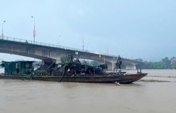 Lào Cai: Thông tin chính thức 2 tàu hút cát 