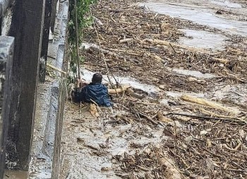 Lào Cai: Nỗ lực ngăn sà lan đâm vào cầu, một chiến sĩ bị dòng lũ cuốn trôi