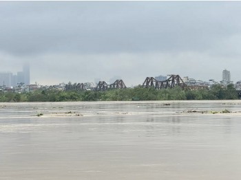 Ảnh hưởng bão số 3, Hà Nội cấm các phương tiện qua cầu Đông Hội (Đông Anh)