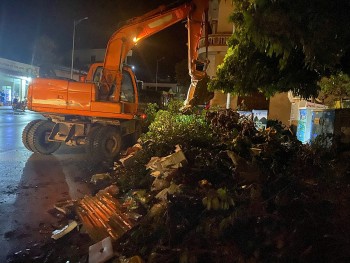 Quảng Ninh: Khách Tây và người dân xuyên đêm khắc phục hậu quả mưa bão số 3