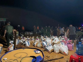 Nóng: Vỡ đê sông Lô ở Tuyên Quang, hàng trăm người dân tham gia khắc phục trong đêm