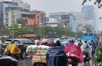 Giao thông Hà Nội sáng nay 16/9: Ngập úng sau trận mưa kéo dài, ùn tắc nặng