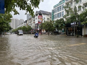 Hà Nội tiếp tục mưa lớn, nhiều tuyến phố và khu đô thị chìm trong biển nước