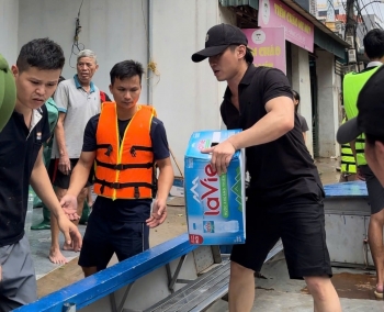 Ca sĩ Du Thiên chung tay cùng bà con vùng “tâm lũ” tại Vĩnh Phúc