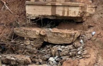 Cầu thép Nậm Tôn ở Lào Cai 'hở hàm ếch' dưới chân, mất an toàn