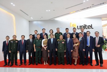 Bộ trưởng Nguyễn Hồng Diên tháp tùng Thủ tướng Phạm Minh Chính thăm, làm việc tại Unitel tại Lào