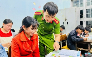 Lớp học xoá mù chữ miễn phí của những chàng Công an xã ở Gia Lai