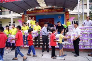 Sharp tiếp tục trao tặng 2.500 nồi cơm điện đến học sinh tỉnh Lào Cai