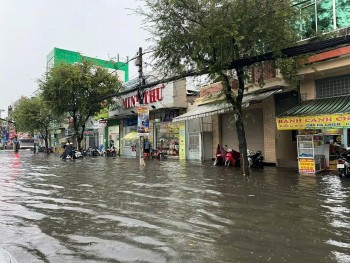 Cần Thơ: Triều cường vượt báo động III, nhiều tuyến đường ngập nặng