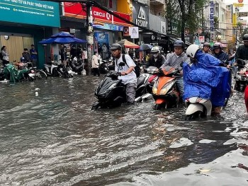 Triều cường và mưa lớn gây ngập nhiều tuyến đường tại TP. Hồ Chí Minh