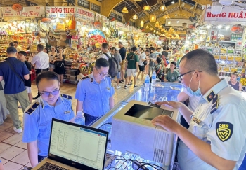 Thấy Quản lý thị trường, nhiều cửa hàng tại Sài Gòn Square đóng sập cửa