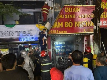 Hà Nội: Kịp thời dập tắt đám cháy cửa hàng bánh mỳ, cứu 3 người mắc kẹt