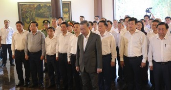 Chùm ảnh: Tổng Bí thư Tô Lâm dâng hương tưởng niệm Cụ Nguyễn Sinh Sắc