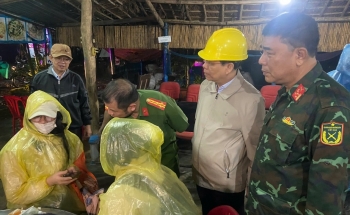 Giải cứu hàng trăm người mắc kẹt tại đèo Khánh Lê do sạt lở đất