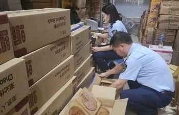 Hà Nội: Tiêu hủy gần 5.000 bánh trung thu nhập lậu