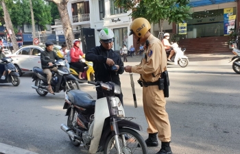 Một nhịp đèn hơn 300 xe máy đi ngược chiều: Đừng để nhanh 1 phút, chậm nhiều cuộc đời!