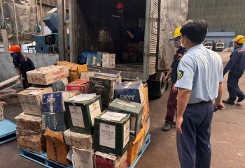 TP. Hồ Chí Minh: Tiêu hủy hơn 6.600 chai rượu ngoại nhập lậu