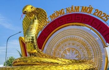 Linh vật năm 2025: Rắn 'thiếu nhi', rắn mặc vest gây bão cộng đồng mạng