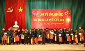 Mang Tết yêu thương đến với người nghèo