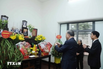 Tổng Bí thư Tô Lâm thắp hương tưởng nhớ cố Tổng Bí thư Nguyễn Phú Trọng