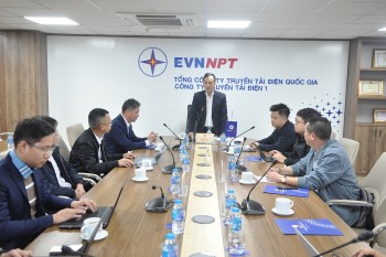 Chùm ảnh: Kiểm tra đảm bảo điện khối truyền tải dịp Tết