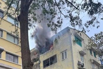 Hà Nội: Cháy căn hộ khi chủ nhà về quê ăn Tết