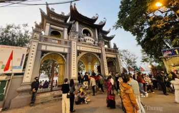 Người dân nô nức đi lễ Phủ Tây Hồ dịp đầu năm