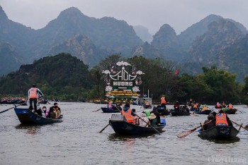 Hàng nghìn người đội mưa lễ Phật ngày khai hội chùa Hương