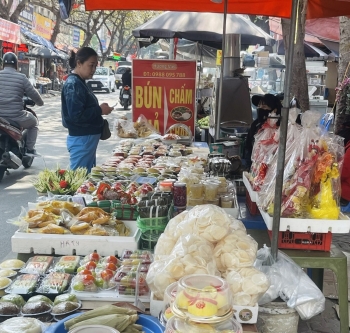 Nhiều sản phẩm đồ lễ 'bắt trend' ngày vía Thần Tài