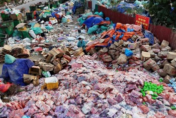 Hàng chục tấn bánh kẹo, xúc xích... hóa rác tại La Phù