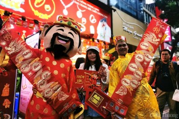 Nhiều người xếp hàng từ sáng sớm để mua vàng Thần Tài