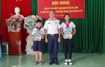 Vùng Cảnh sát biển 3 nhận đỡ đầu con của ngư dân
