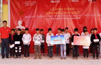 ROX Group trao học bổng cho 96 học sinh có hoàn cảnh khó khăn ở Cao Bằng