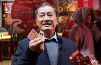 Giá vàng hôm nay vẫn tăng rất mạnh, nhà đầu tư cẩn thận 'lỗ chồng lỗ'