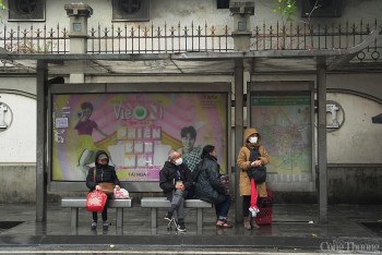 Người dân co ro dưới thời tiết mưa rét 15 độ C