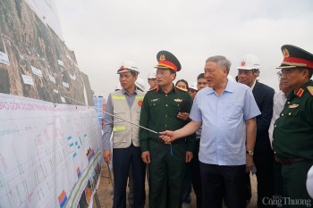 Phó Thủ tướng Nguyễn Hòa Bình kiểm tra tiến độ dự án cao tốc Hòa Liên - Túy Loan