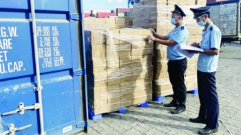 TP. Hồ Chí Minh: Hải quan loay hoay với lô hàng ‘lạ’