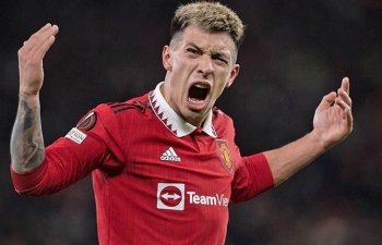 Bảo vệ đàn em, Lisandro Martinez 'cà khịa' cực gắt Arsenal