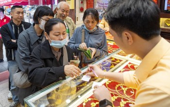 Giá vàng hôm nay giảm đột ngột, người dân vội bán vàng