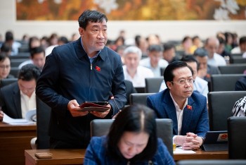 Có nên cấm nhà giáo giữ chức vụ quản lý khi kéo dài tuổi nghỉ hưu?