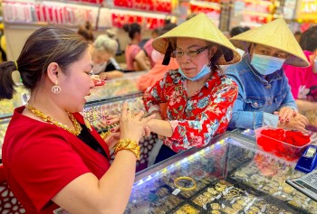 Giá vàng hôm nay 'kịch trần', dự báo sẽ còn tăng