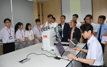Trường Đại học Công nghiệp TP. Hồ Chí Minh nhận tài trợ robot