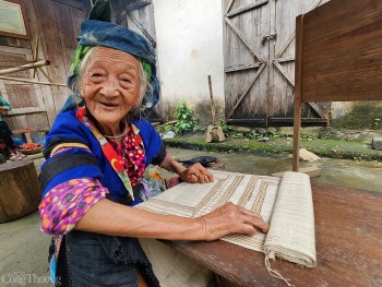 Vẽ sáp ong trên vải lanh: Nghề người Mông giữa hội nhập