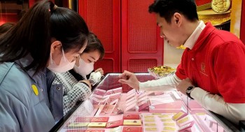 Giá vàng giảm mạnh, liệu 'cơn sóng' vàng đã 'rút lui'?