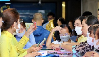 Giá vàng giảm cực mạnh, nhà đầu tư ‘khóc ròng’ vì lỗ