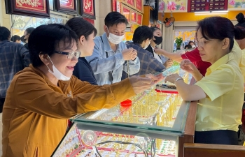 Giá vàng lại tăng sốc, nhà đầu tư đổ xô ‘gom vàng’