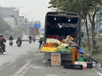 Xe tải bán hàng tràn lan, chiếm lòng đường Hà Nội